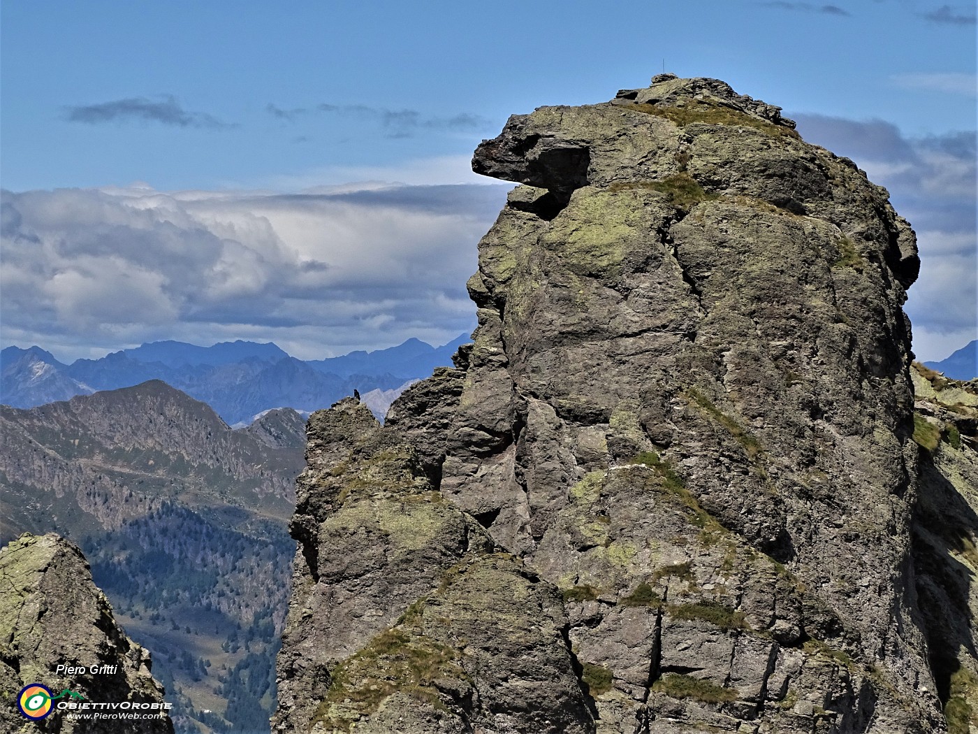 55 La rocciosa monolitica cima del Ponteranica occ. (2370 m) con corvo nero su roccione.JPG